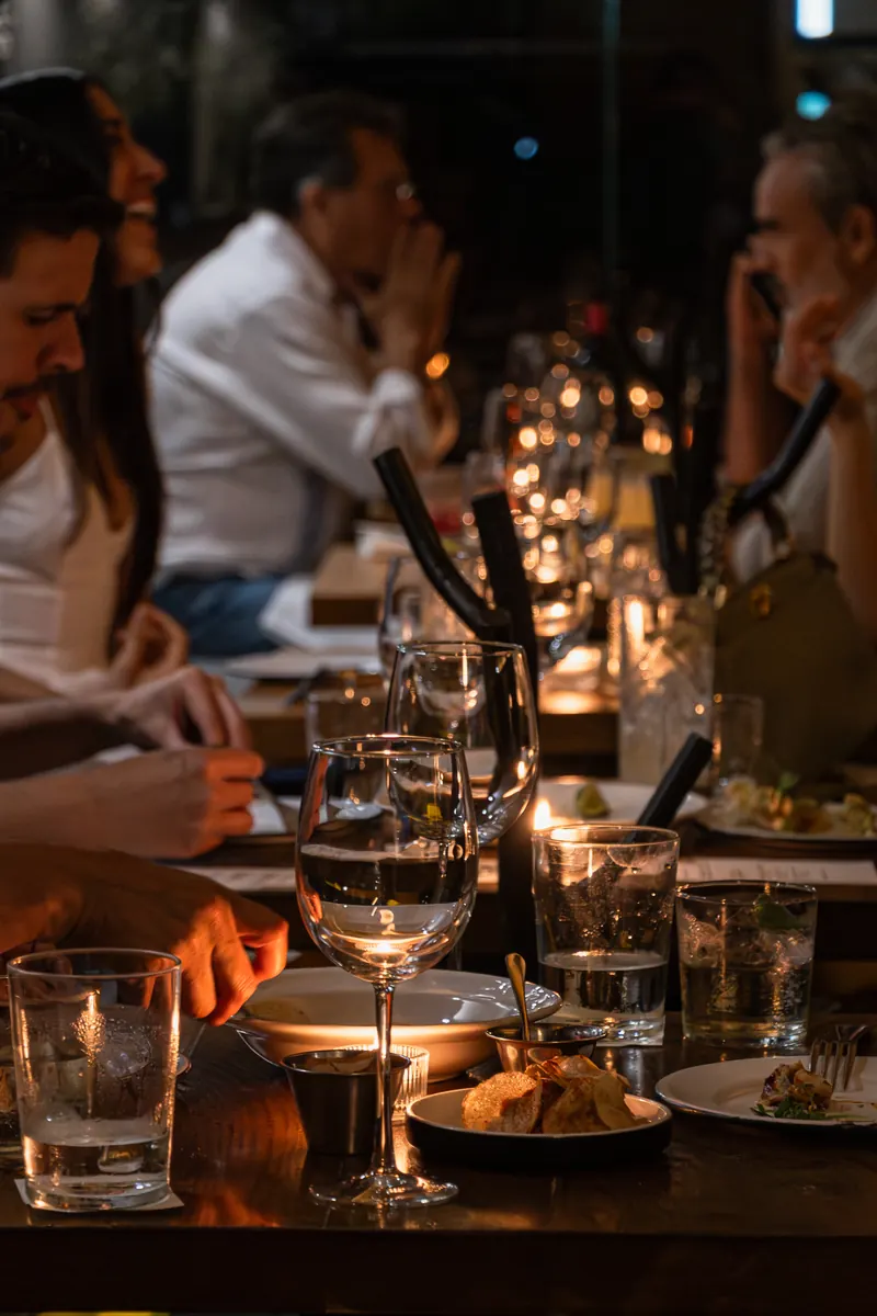Comensales cenando a la luz de las velas en Merci