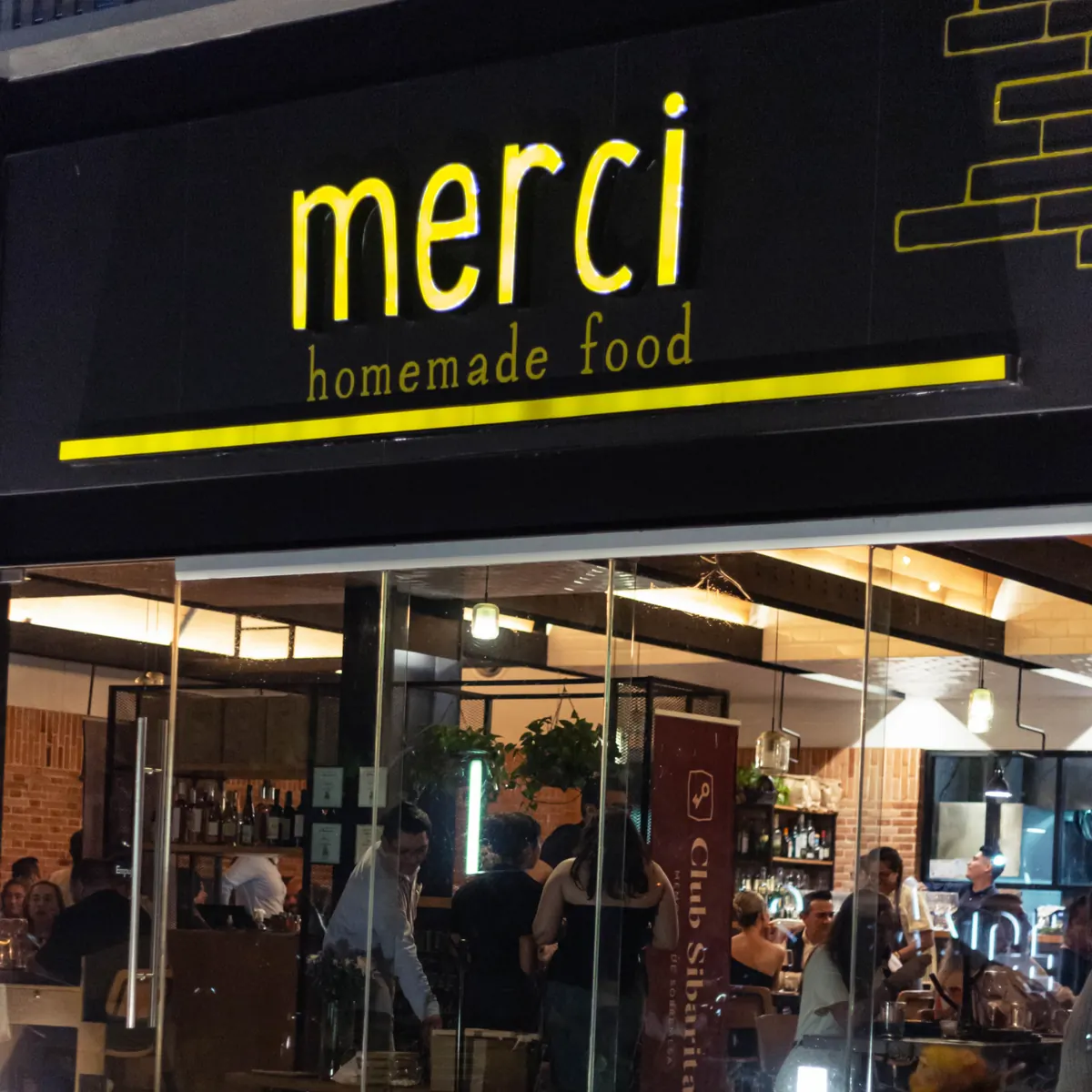 Fachada nocturna de Merci en Plaza San Angelo, Mérida