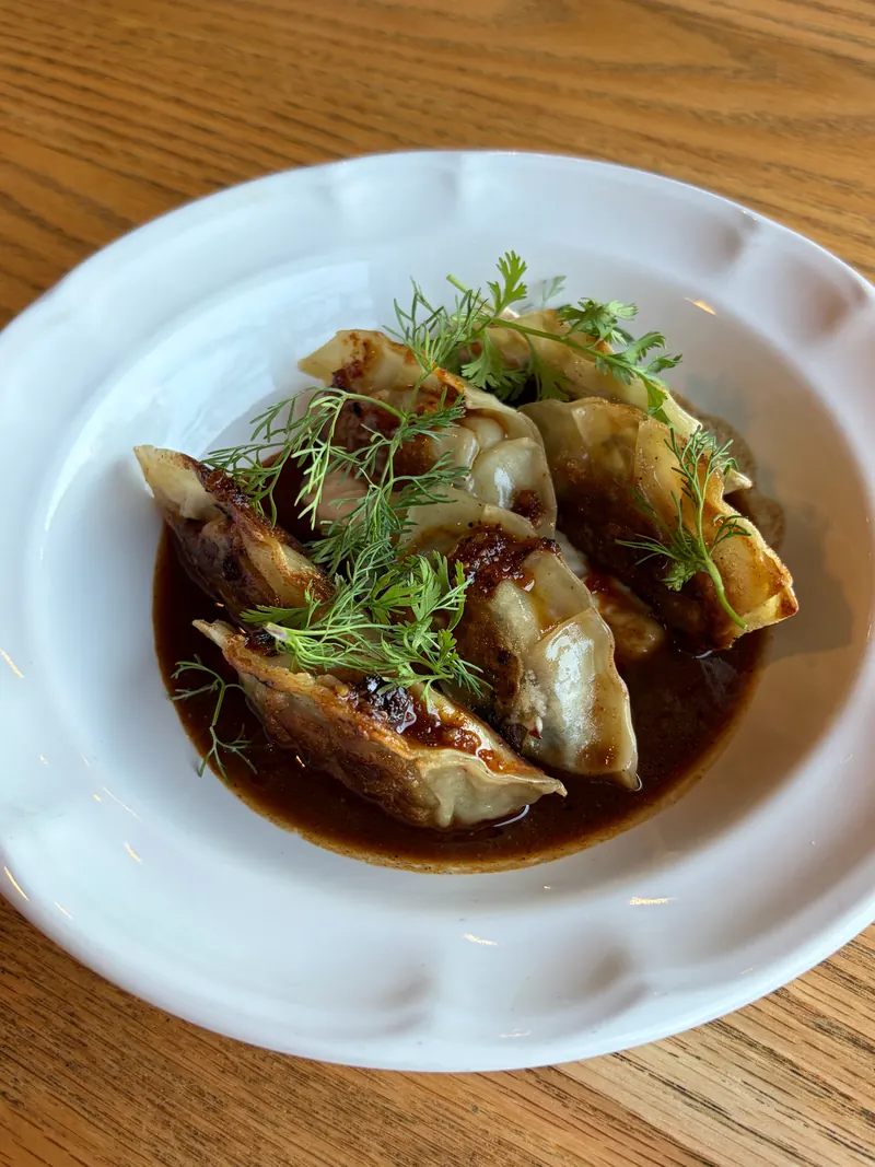 Gyozas de res con chili crisp y jus