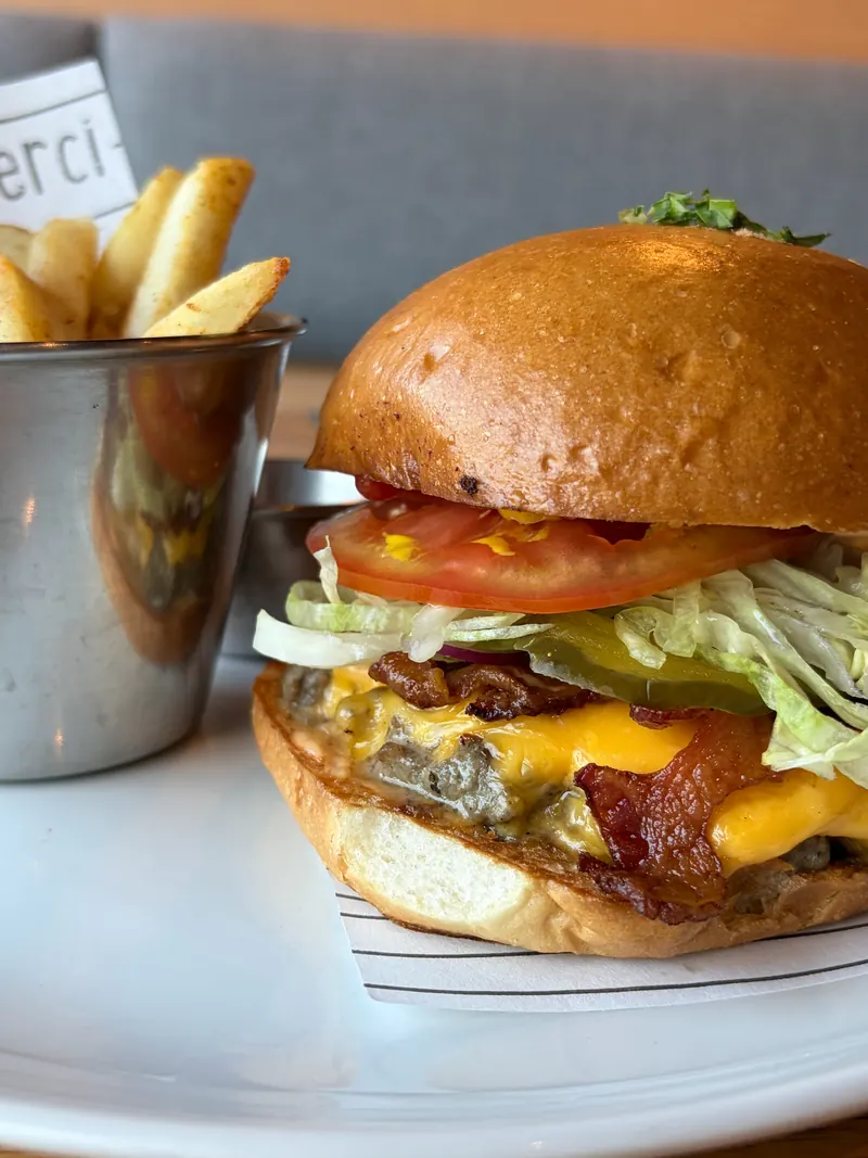 Hamburguesa de res Angus con queso cheddar, tomate, lechuga y papas a la francesa