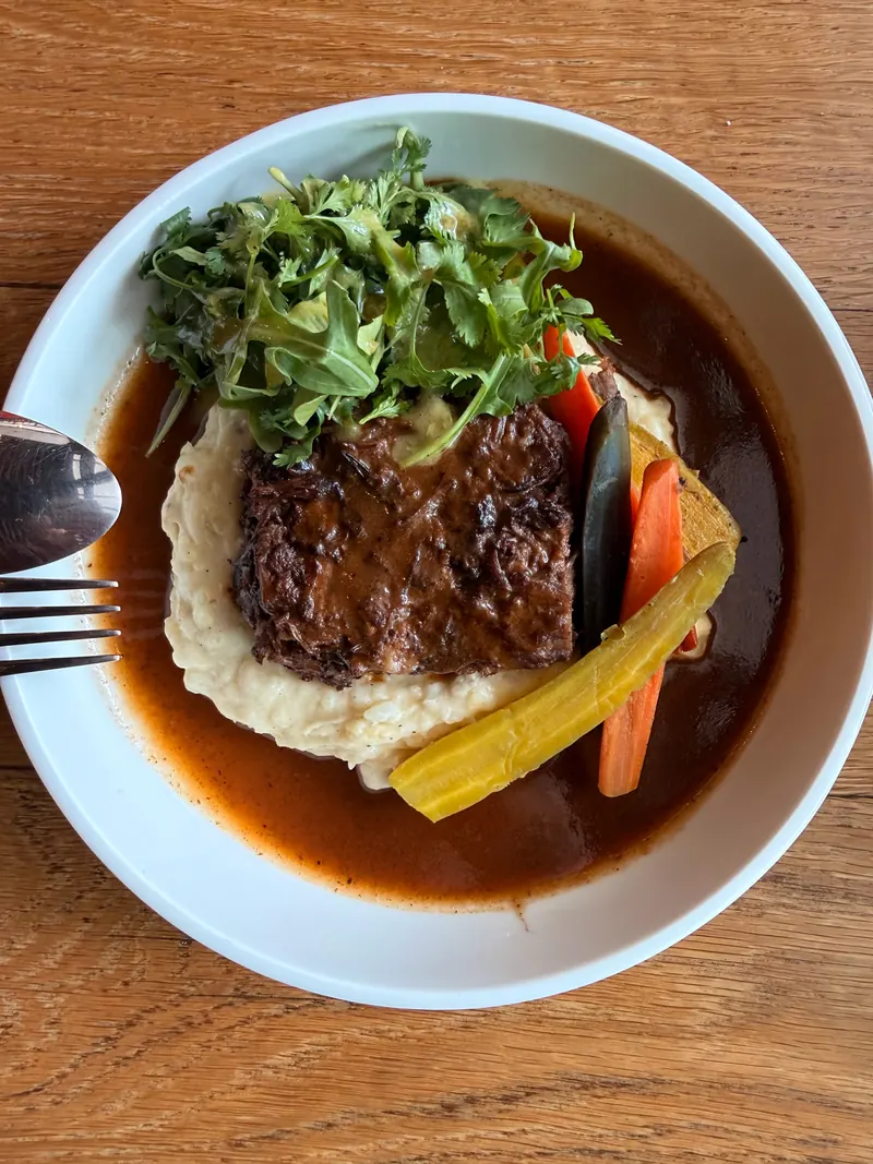 Res Bourguignon con puré de papa y zanahorias rostizadas