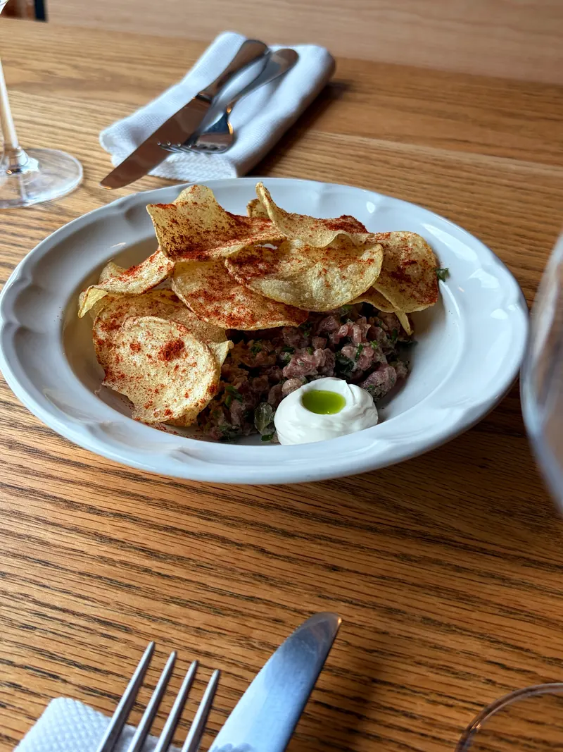 Tártar de res con alcaparras, mostaza y chips de la casa