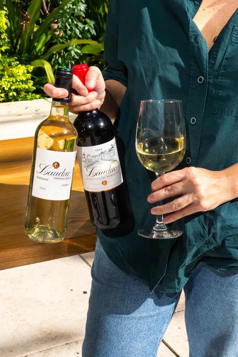Vino blanco y vino tinto servidos en la terraza de Merci